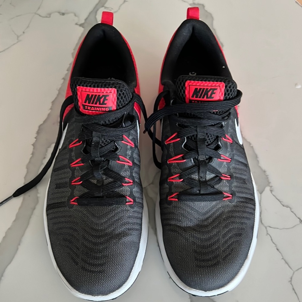 Men’s Nike tennis shoes